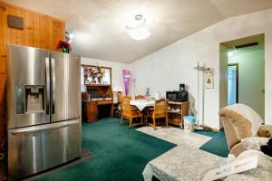 キシミーにあるRed brick houseのキッチン、ダイニングルーム(ステンレス製の冷蔵庫付)