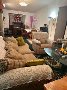 キシミーにあるRed brick houseのソファとテーブルのあるリビングルーム