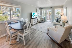 Μια τηλεόραση ή/και κέντρο ψυχαγωγίας στο Ocean View 3BRPelicans WatchPoolSteps to Beach!