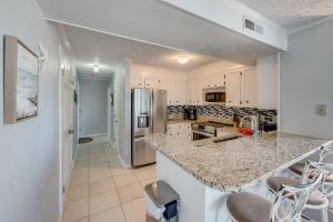 Η κουζίνα ή μικρή κουζίνα στο Ocean View 3BRPelicans WatchPoolSteps to Beach!