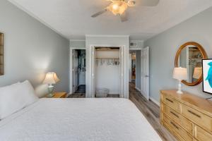 Ένα ή περισσότερα κρεβάτια σε δωμάτιο στο Ocean View 3BRPelicans WatchPoolSteps to Beach! +32 φωτογραφίες