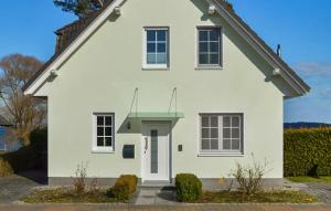 una casa bianca con il tetto verde di H7 Og a Marienfelde