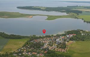 una mongolfiera che vola sopra un lago di H7 Og a Marienfelde Altre 2 foto