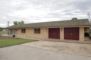 テンターフィールドにあるFamily Retreat in Central Tenterfieldの煉瓦造りの家