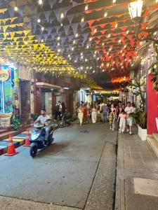 een man die op een scooter rijdt in een winkelcentrum bij hotel Siboney - Centro in Estación El Salto