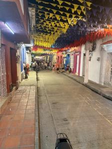 een lege straat in een gebouw met mensen die erdoorheen lopen bij hotel Siboney - Centro in Estación El Salto +4 foto's