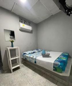 een slaapkamer met een bed en airconditioning bij hotel Siboney - Centro in Estación El Salto