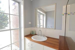 un baño con lavabo y espejo en Country 4-Bed Homestead with Games Room & Views, en Tenterfield 28 fotos más