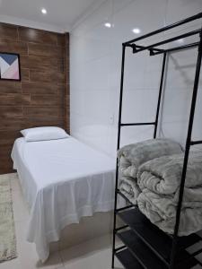 - une chambre avec des lits superposés et un lit blanc dans l'établissement Refúgio Fontana, à Santa Teresa