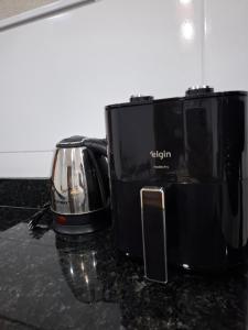 deux grille-pain assis au-dessus d'un comptoir dans l'établissement Refúgio Fontana, à Santa Teresa 5 autres photos