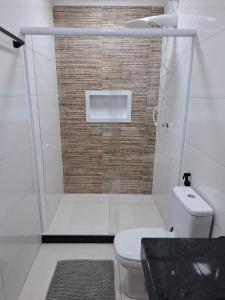 une salle de bain avec une douche avec des toilettes et un lavabo dans l'établissement Refúgio Fontana, à Santa Teresa