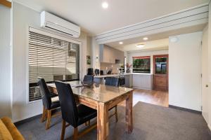 Køkken eller tekøkken på Lodges 1 - Lake Front