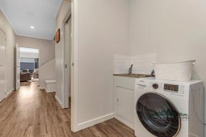 un lavadero con lavadora y secadora en Campaspe Central - Your Central Echuca Escape!, en Echuca