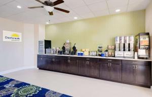 Příslušenství pro přípravu čaje a kávy v ubytování Gateway Inn