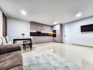 uma sala de estar com um sofá e uma mesa em BunApart Ciorescu Cristal em Ciorescu