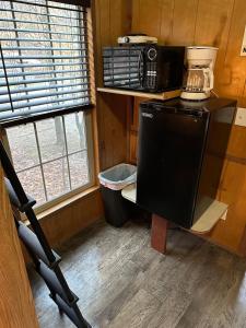 Kuchyň nebo kuchyňský kout v ubytování Quaint Cabin for a Rustic Getaway in Nashville, Indiana