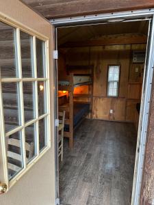 Postel nebo postele na pokoji v ubytování Quaint Cabin for a Rustic Getaway in Nashville, Indiana + 14 fotografií