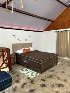 a bedroom with a large bed in a room at Chale com Hidromassagem na Serra do Cipó in Santana do Riacho