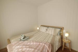 Un dormitorio con una cama con dos lámparas encima. en Off-Grid Farm Stay with Scenic Views, en Tenterfield