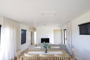 una sala de estar con una mesa y un sofá en Off-Grid Farm Stay with Scenic Views, en Tenterfield