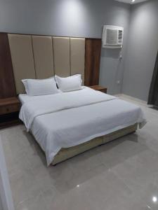 Ένα ή περισσότερα κρεβάτια σε δωμάτιο στο تميز الحمدانية Tamayoz Al-Hamdaneyah