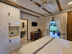 ein Schlafzimmer mit einem großen Bett und einem Fernseher in der Unterkunft Hotel Dorys de Lourdes in Paihuano