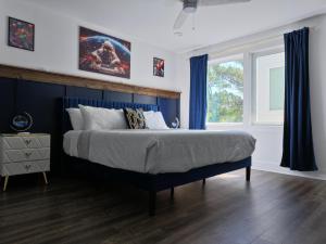 Postel nebo postele na pokoji v ubytování New Elevations Rooftop 5 Min to Downtown Nash