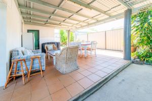 eine Terrasse mit Stühlen und einem Tisch auf der Terrasse in der Unterkunft Cypress Cottage 26 Cypress Street Evans Head in Evans Head