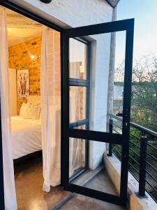 En eller flere senge i et værelse på 26 at Maboneng