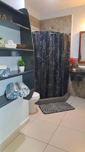 Koupelna v ubytování 3 BDR Quiet and Secure Home- Views, Private Yard and Pool