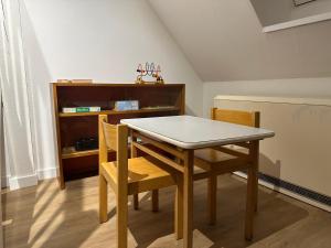 a dining room table and chairs in a room at Wohnen im alten Standesamt High 5 in Pasewalk