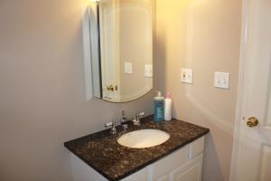 ワーウィックにあるLake Shore Houseの洗面台と鏡のあるバスルーム +7枚の写真
