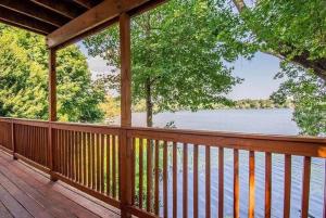 ワーウィックにあるLake Shore Houseの屏風