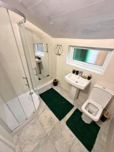 Ένα μπάνιο στο The Bicester Inn - Spacious 4 Bedroom Family House Sleeps 8, Near Bicester Village , Train Station & Town Centre