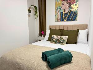 Ένα ή περισσότερα κρεβάτια σε δωμάτιο στο The Bicester Inn - Spacious 4 Bedroom Family House Sleeps 8, Near Bicester Village , Train Station & Town Centre +43 φωτογραφίες