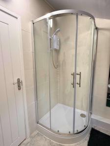 Ένα μπάνιο στο The Bicester Inn - Spacious 4 Bedroom Family House Sleeps 8, Near Bicester Village , Train Station & Town Centre