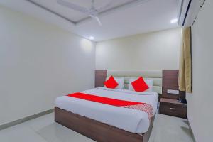 Postel nebo postele na pokoji v ubytování Hotel O Greenwood + 32 fotografií