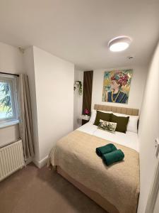 Ένα ή περισσότερα κρεβάτια σε δωμάτιο στο The Bicester Inn - Spacious 4 Bedroom Family House Sleeps 8, Near Bicester Village , Train Station & Town Centre