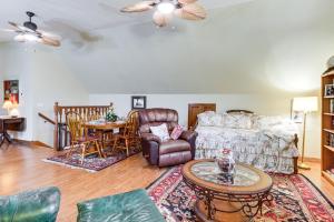 Χώρος καθιστικού στο Near Hiking and Biking Pet-Friendly Rogers Getaway!