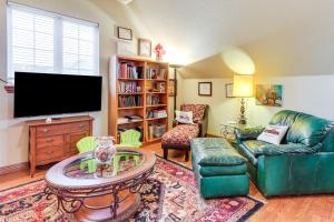 Μια τηλεόραση ή/και κέντρο ψυχαγωγίας στο Near Hiking and Biking Pet-Friendly Rogers Getaway!