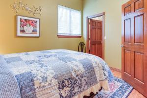 Ένα ή περισσότερα κρεβάτια σε δωμάτιο στο Near Hiking and Biking Pet-Friendly Rogers Getaway! +16 φωτογραφίες