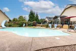 Πισίνα στο ή κοντά στο Near Hiking and Biking Pet-Friendly Rogers Getaway!