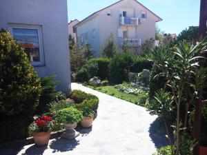 Ein Garten an der Unterkunft Apartments Knežević