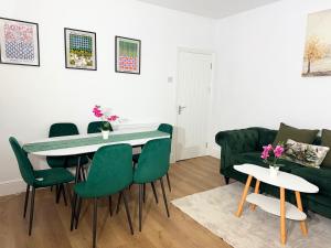 Χώρος καθιστικού στο The Bicester Inn - Spacious 4 Bedroom Family House Sleeps 8, Near Bicester Village , Train Station & Town Centre