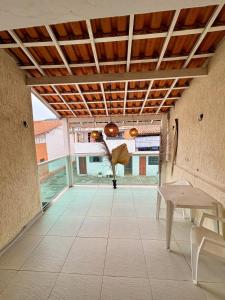 a view of a room with a table and a bench at Casa em condominio bem no centro in São Sebastião