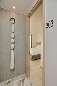 una habitación con una pared con una toalla en la pared en Arka Hotel, en Viña del Mar