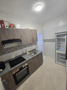 Η κουζίνα ή μικρή κουζίνα στο Appartement neuf et raffiné à Tanger