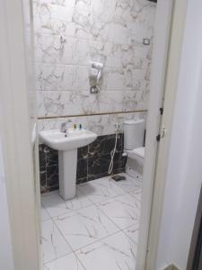 Koupelna v ubytování New Alaska Pyramids Inn + 9 fotografií