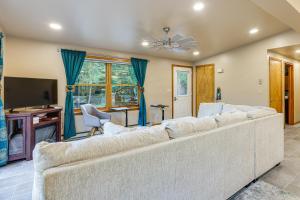 ein Wohnzimmer mit einem großen Sofa und einem Fernseher in der Unterkunft 9 Mi to Hickory Ski Center Wooded Warrensburg Gem in Bolton