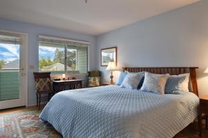 ein Schlafzimmer mit Bett, Schreibtisch und Fenster in der Unterkunft Downtown Splendor in Napa